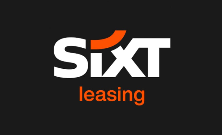 Iberofleeting y Sixt Leasing suscriben un importante acuerdo de colaboración exclusiva Iberofleeting, empresa pionera en España en la gestión integral y externalizada de flotas de vehículos de empresa, ha sido recientemente seleccionada por la multinacional Sixt Leasing para prestar servicios y dar soporte a sus clientes en el ámbito geográfico de la Península Ibérica. A su vez, y en base al principio de reciprocidad recogido en el acuerdo de colaboración exclusivista suscrito entre ambas compañías, los clientes de Iberofleeting disfrutarán de las ventajas de la amplia implantación de Sixt Leasing a nivel internacional ya que cuenta con presencia en una treintena de países. Este acuerdo viene a constatar, sin duda, la excelente trayectoria que, dentro del sector, viene atesorando Iberofleeting desde su llegada al mercado, allá por el año 2010, cuando, precisamente, contribuyó decididamente a la implantación en España del propio concepto del “fleeting” como gestión externalizada y profesionalizada de las flotas de vehículos de empresa. Tras casi una década de andadura profesional, y con una flota actual de más de doce mil vehículos atendidos, Iberofleeting cuenta con delegaciones en Madrid, Barcelona, Valencia y Lisboa lo que le permite prestar servicios de manera directa tanto en nuestro país como en Portugal. Ahora, tras el acuerdo de colaboración suscrito, los clientes de Iberofleeting contarán con soporte prestado por la prestigiosa Sixt Leasing en una treintena de países. En estos años, Iberofleeting se ha convertido en un auténtico referente en la aplicación de tecnología del conocimiento y así, recientemente, lanzó la versión 3.0 de su plataforma online “ESQDO” que alcanza nuevas prestaciones mejorando, aún más si cabe, su funcionalidad como herramienta de seguimiento y monitorización del uso diario de los vehículos que componen una determinada flota de empresa. La nueva versión destaca por una integración total con los sistemas propios de gestión empresarial de los diferentes clientes que disfrutan de una nueva interfaz mucho más atractiva. Las últimas funcionalidades implementadas, permiten disponer de una visión aún más estratégica de la flota obteniendo nichos de ahorro realmente importantes, posibilitando tomar decisiones claves en pos de la mayor rentabilidad del cliente. En definitiva, excelentes novedades para Iberofleeting que, con este acuerdo suscrito con Sixt Leasing, recibe un espaldarazo considerable que le permite afrontar el futuro con el mayor optimismo.